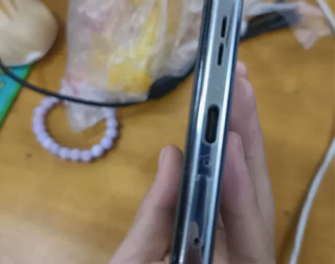 红米k50顶配银迹在保，个人一手纯原右上角...