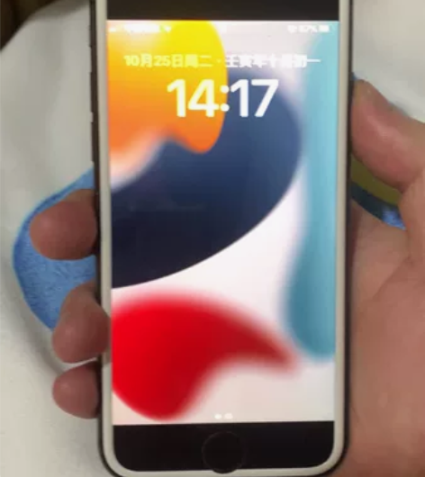 苹果8   64g。 性能小钢炮。玩英雄联...
