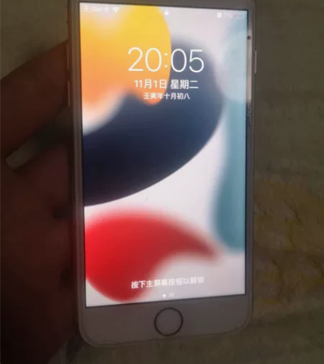 小8一个，美版有锁卡贴机，电池是上一个女生...