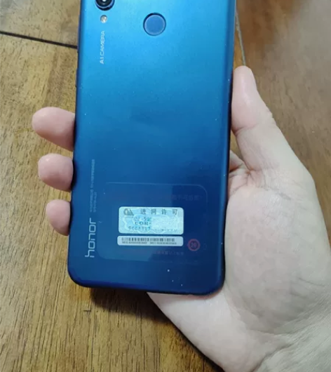 我爸用的荣耀play6+64，没有换过电池...
