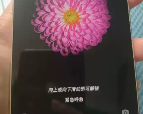 中兴B2015、9.8成新，全网通。无拆修...