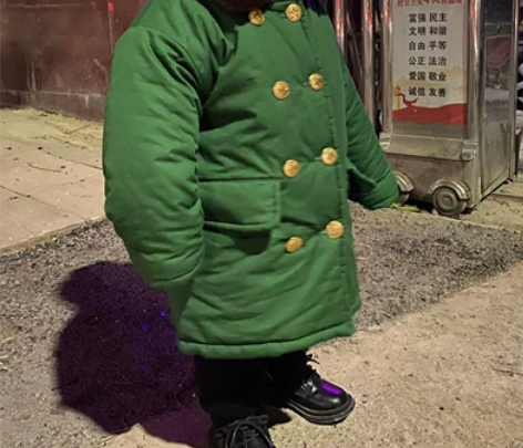 雷锋帽?军大衣 一共50 可分开买： 帽子...