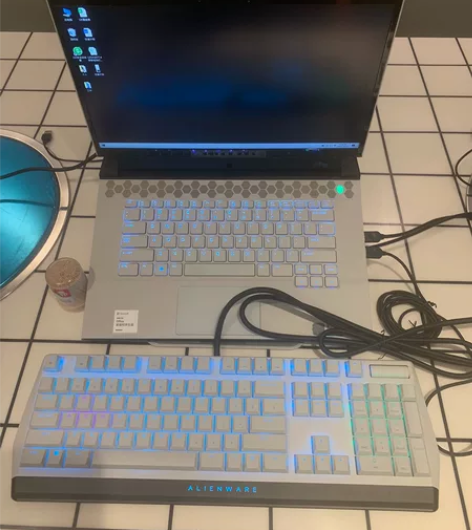 外星人m15 r2 2070 16 放着不...