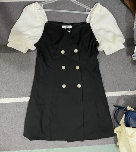 全新的。泡泡袖拼色连衣裙。码数不合适。标m...