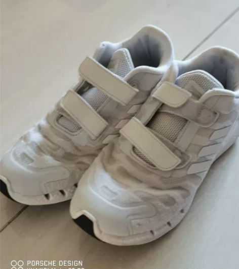 阿迪中童运动鞋34码 专柜买的，原价三百多...