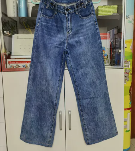 高腰直筒牛仔裤九新 M码，详细尺寸为大约尺...