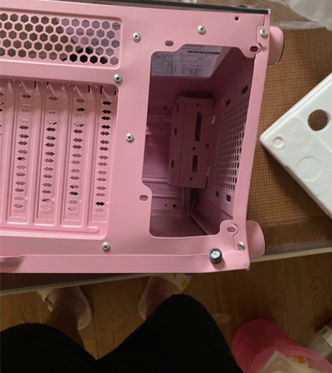 139Tt粉色机箱,快递太暴力机箱下部变形...