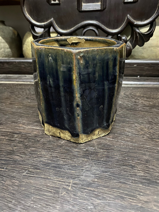黑釉八棱笔筒。高-10cm，直径-11cm...