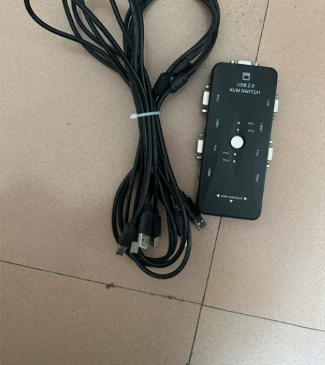 4口显示器切换器，有数据线，无vga线 感...