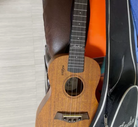 尤克里里 附赠调音器 一包拨片  弦完好 ...