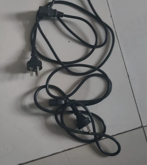 电脑电源线两根，电脑USB线两根，键盘一个...