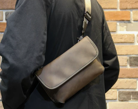 男士单肩包男款斜挎包小包潮流时尚学肩包男生...