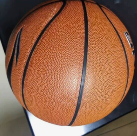 原李宁体育园（扬州店）对外展示7号篮球 装...