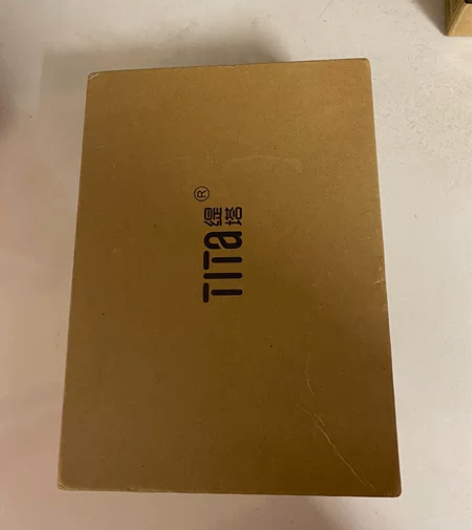 结婚穿了一次。穿婚纱里面看不出来。鞋子表面...