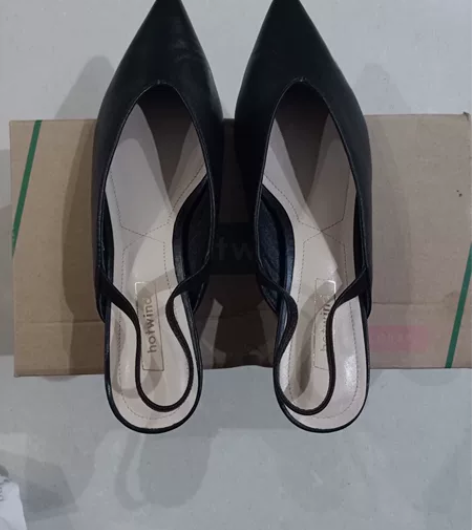 全新热风女士羊皮凉鞋:黑色，38码，本人脚...