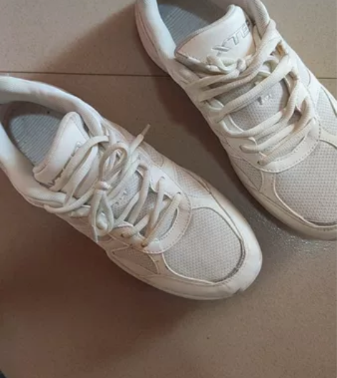 特步闲置鞋，也是没下地几次，很新，二手物品...