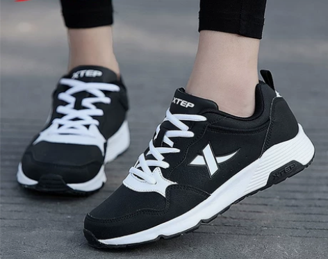 XTEP/特步 女士跑步鞋，黑白色，轻便透...