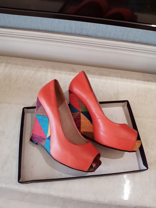 一双橘色36码牛皮单鞋！跟有13cm左右，...