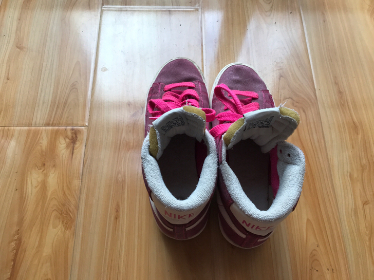 Nike玫红色运动鞋二手转卖