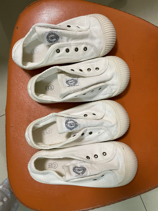 双胞胎小白鞋，魔术贴的， 无需绑带，方便，...