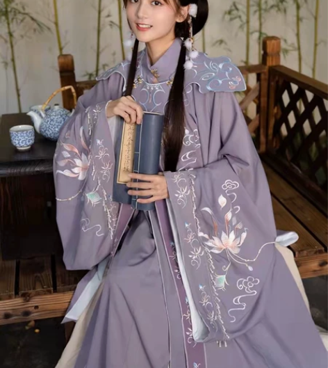 急出明制清梳汉服，图上三件套，状态大概95...