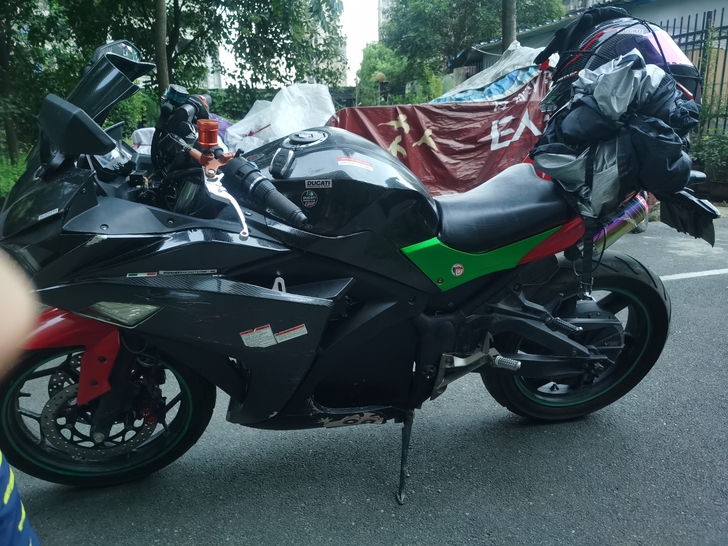 国产雅马哈r3的摩托改成了电动的