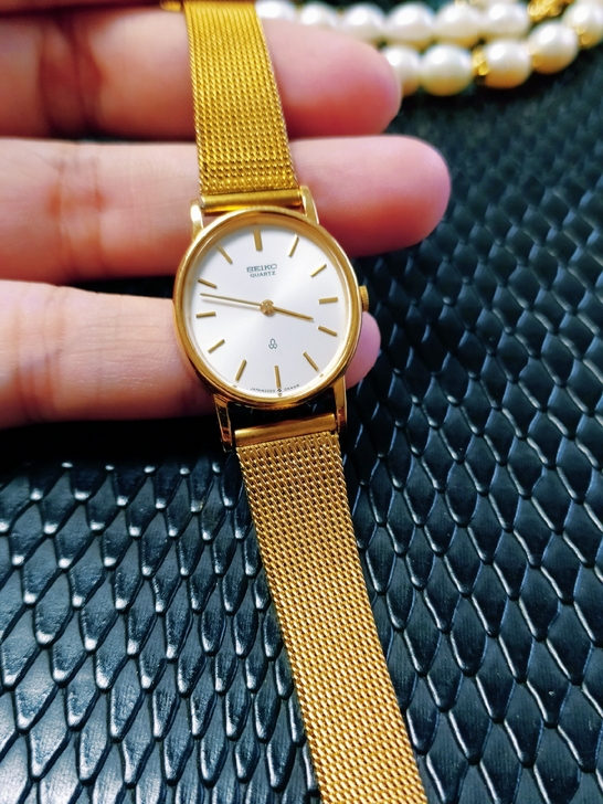 精工极简风格珠光白盘金针女表，一切功能正常...