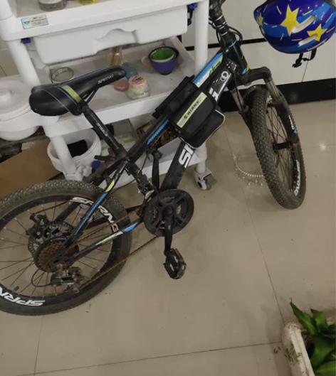 品牌赛车22寸，给孩子买的，加起来没骑俩月...