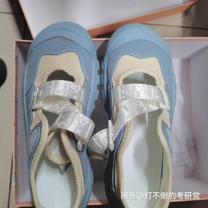 魔术贴大头娃娃鞋,穿过半天,只有鞋底有穿过...