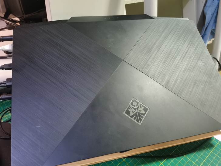 惠普暗影精灵6plus 17.3吋的 有磕...