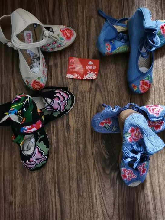各色绣花布鞋坡跟全新手工制作但是都只有小码...
