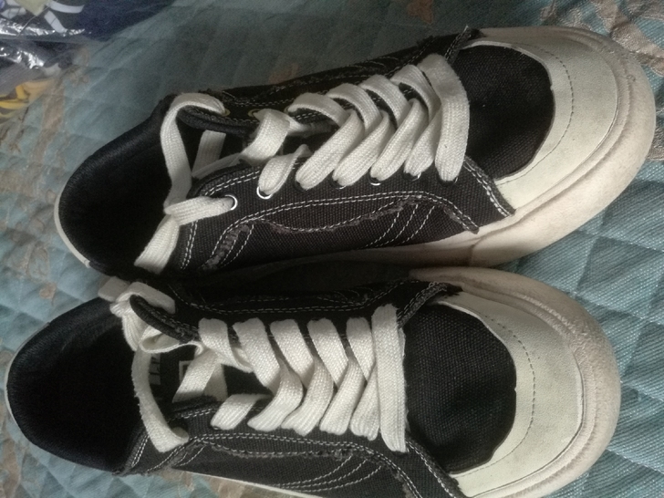 付邮送男帆布鞋42码。15包邮八成新。上脚...