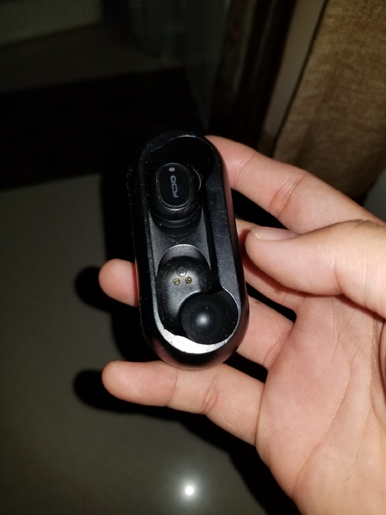 qcy充电仓，只有仓t1的，白色和黑色各一...