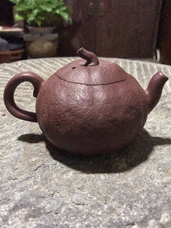 紫砂，约100cc，造型优美，精巧实用，出...