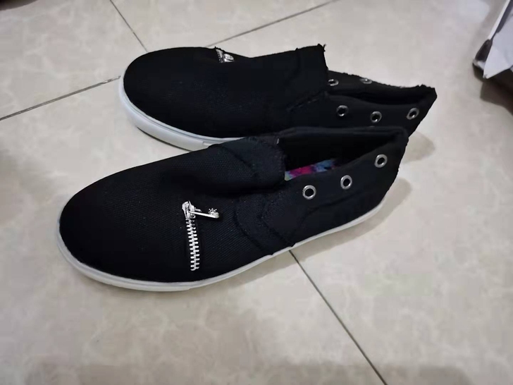 一脚蹬黑色装饰拉链帆布鞋，37码，断码清