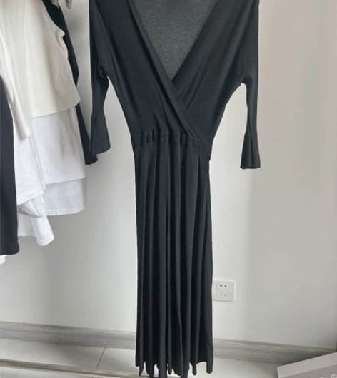 全新 黑色显瘦v领连身裙收腰鱼尾 这个裙子...