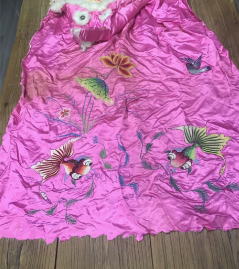 金鱼莲花机绣老绣片 品相如图，不议价售出不...
