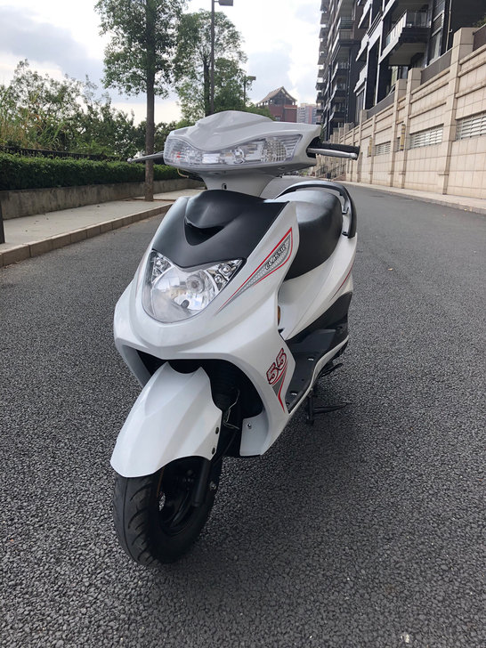 迅鹰125cc踏板摩托车，证件齐全，九成新...