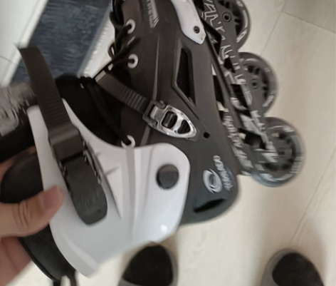 新的轮滑鞋，就穿过一次，正牌龙卷风的，网上...