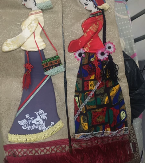 画 名族少女挂画刺绣 如图 两副...