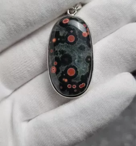 海洋碧玉吊坠老矿精选，红与黑的碰撞很是亮眼...