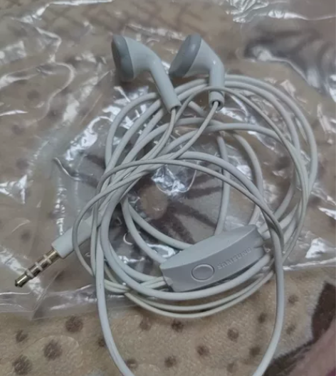 有线耳机，一个三星的用过，一个录音笔的没有...