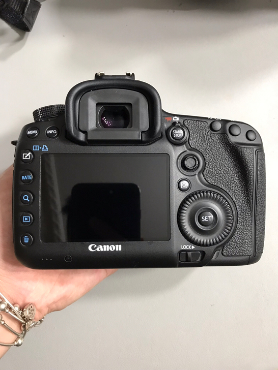 佳能5D3 本机是翻新机 有电池充电器 送...
