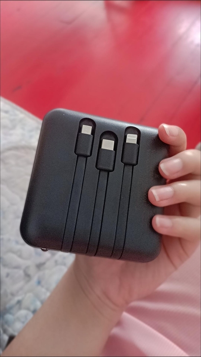 【全新包邮】充电宝10000毫安自带线超大...