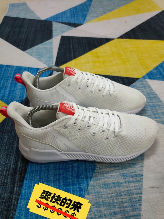 安踏品牌运动跑步鞋，40.5码