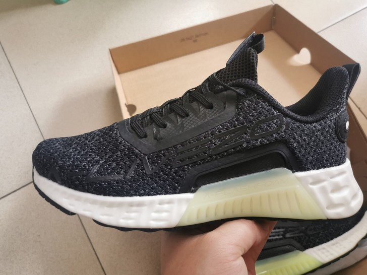 安踏女鞋全新的，左右脚胶片色差，码数：36...