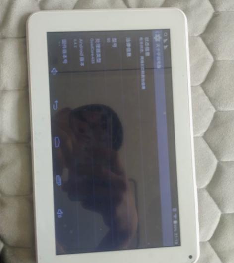 清华同方平板一个，整体很新有原厂膜，无磕碰...