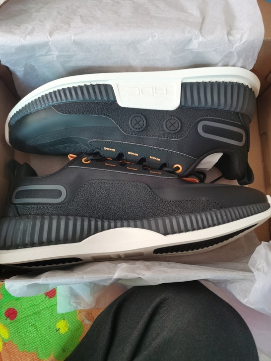 全新安踏正品原盒休闲鞋一双41码，原价39...