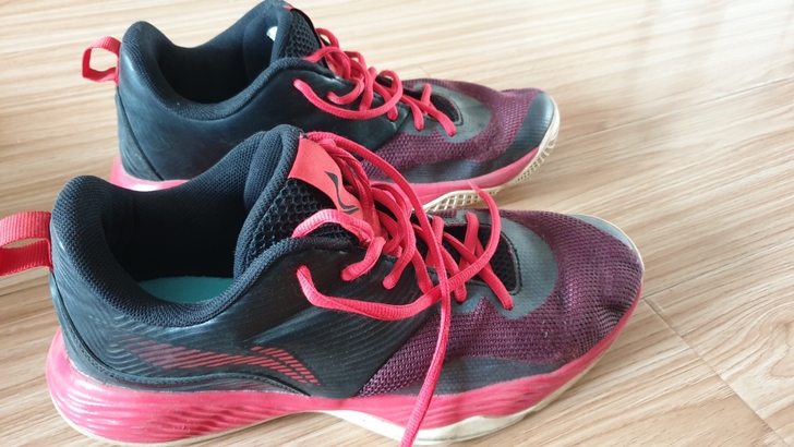 李宁篮球鞋42码，成色不新了，除了鞋底有磨...