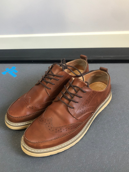 布洛克棕色皮鞋 具体什么牌子忘了 皮质很好...